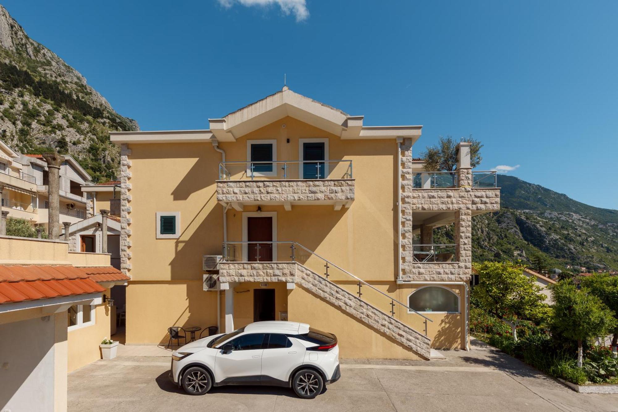 Apartments Los Olivos Kotor Exteriör bild